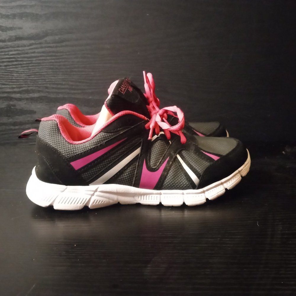Danskin Now: Sneakers size 5